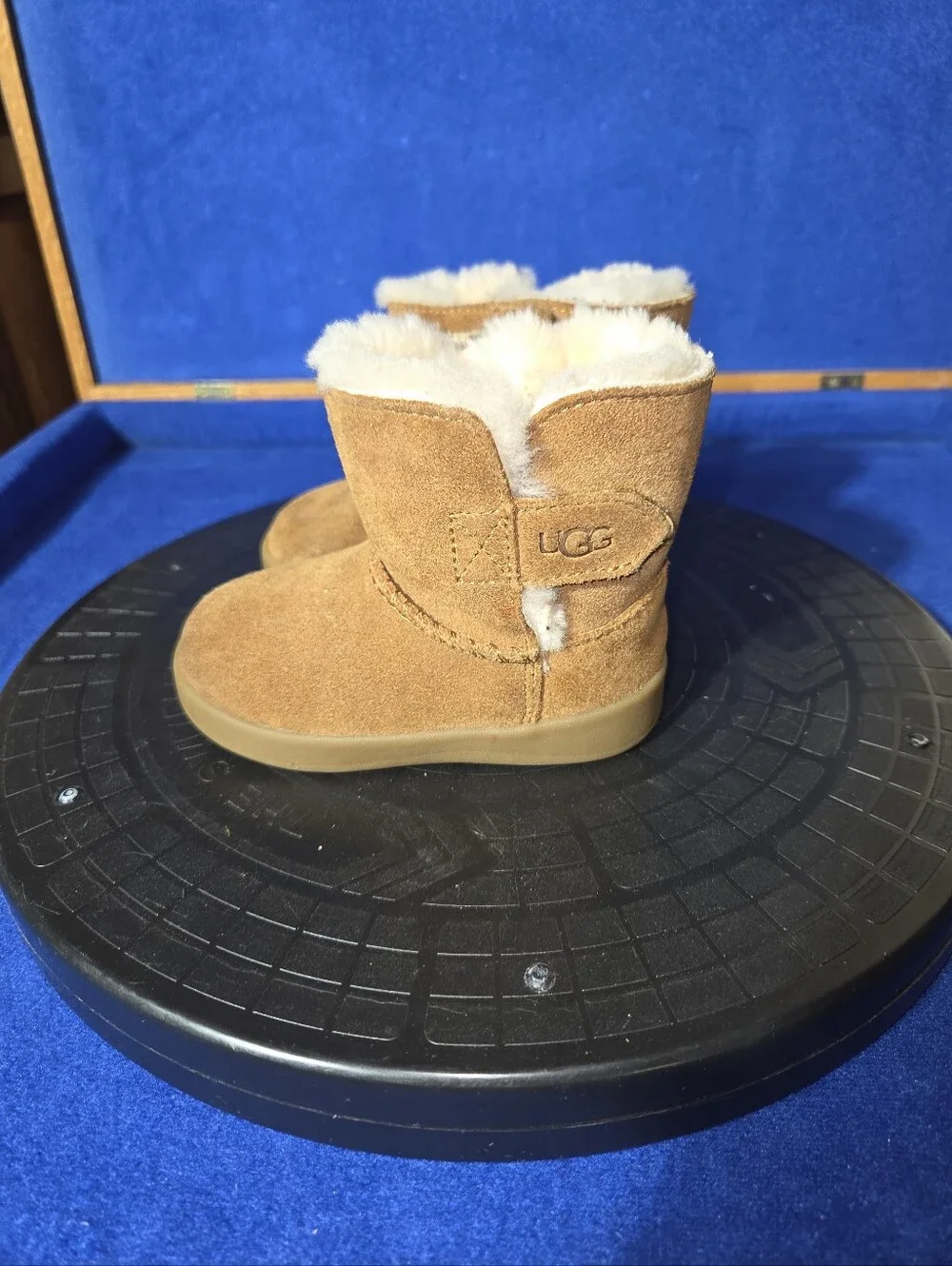 UGG Kids Keelan Chestnut Shearling Water Resistant Boots, Sz. 04/05-US, 20.5-EU